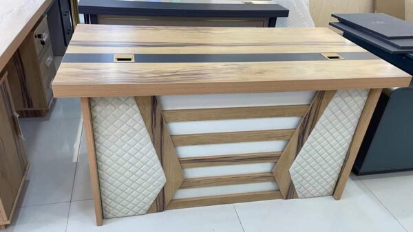 Antique Style Executive Office Desk for Sophisticated Spaces