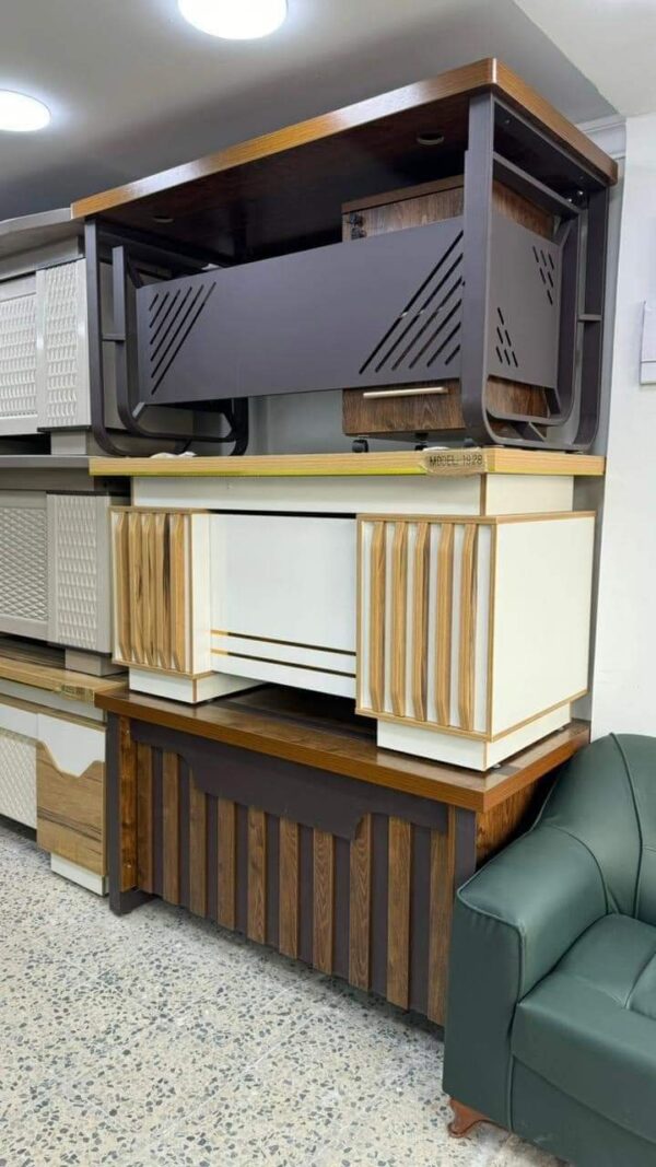 Classic Wood Executive Desk with Smooth Laminated Sheet Finish