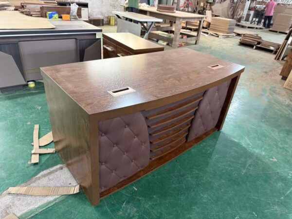 Executive Desk in Traditional Wood and Leather Finish